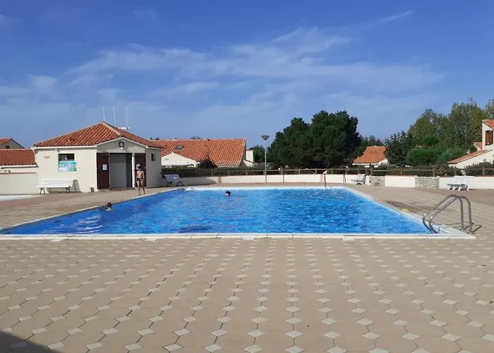 Maison Avec Piscine Commune A 800m De La *