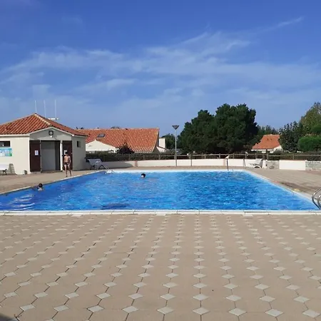 Maison Avec Piscine Commune A 800m De La *